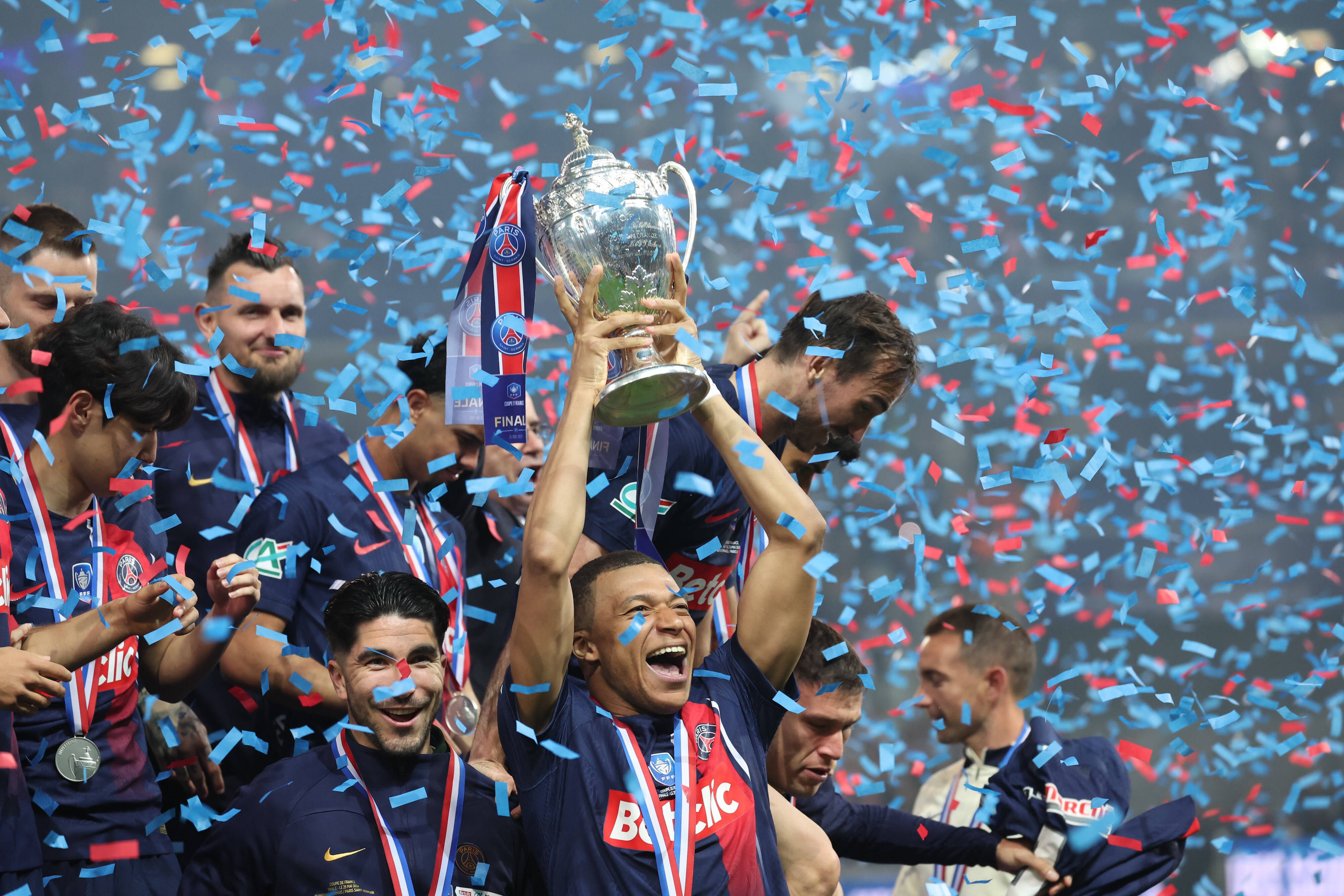 巴黎圣日耳曼主场战平曼城，晋级难度加大