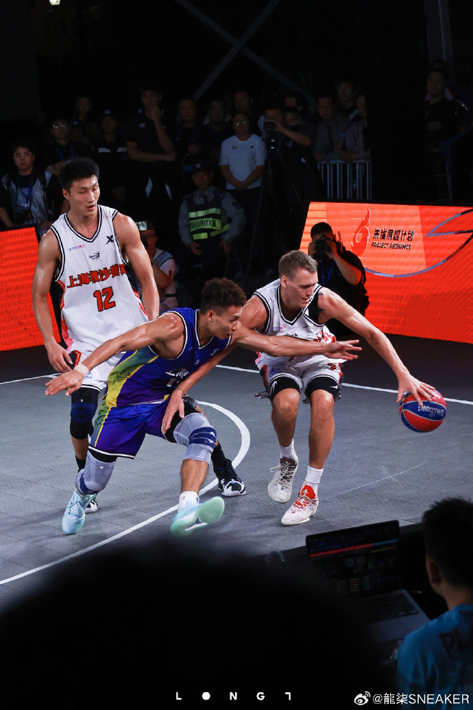 赛场上球员展现实力,引起球迷热议 赛场上球员展现实力,引起球迷热议