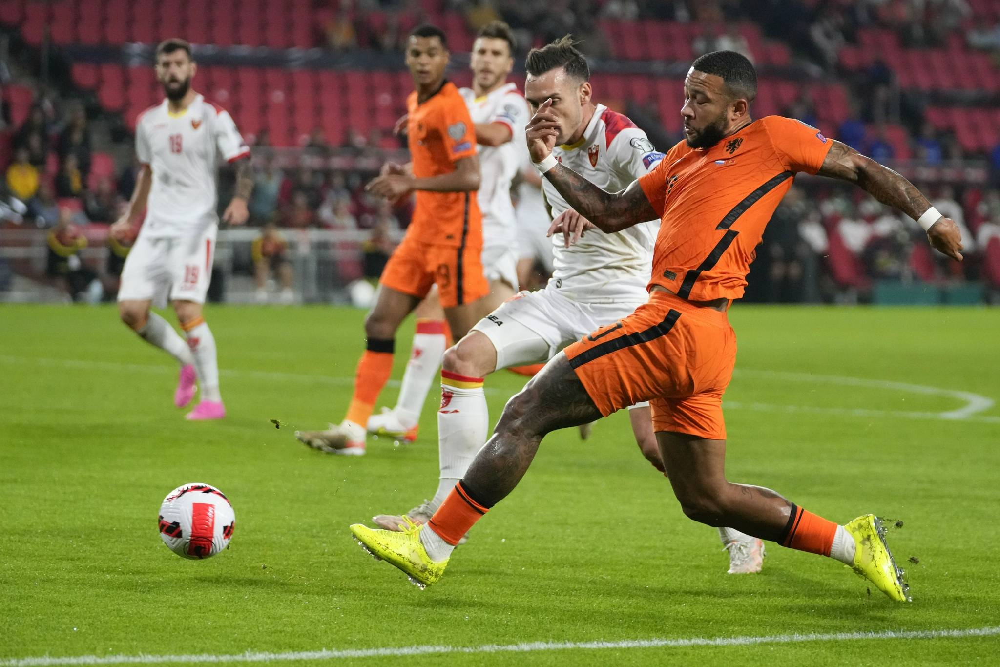 惊险刺激!欧预赛比赛场面火爆上演 惊险刺激!欧预赛比赛场面火爆上演