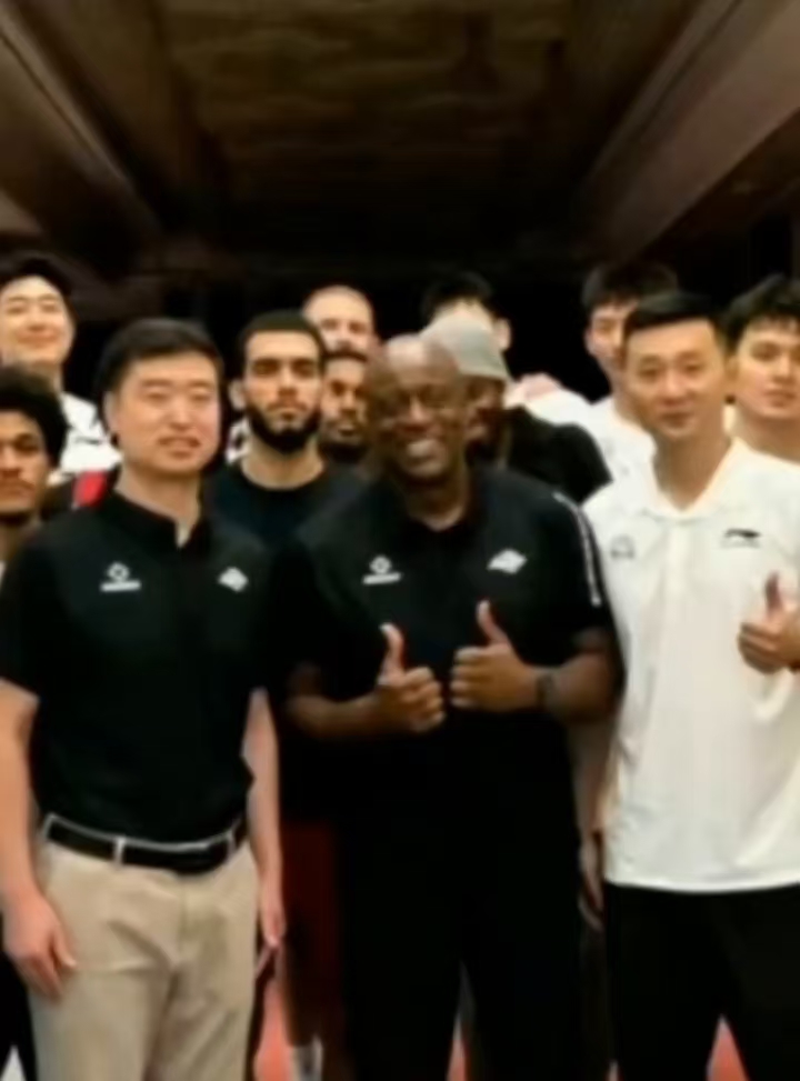 篮球赛场上风云突变,一幕幕精彩绝伦 篮球赛场上风云突变,一幕幕精彩绝伦