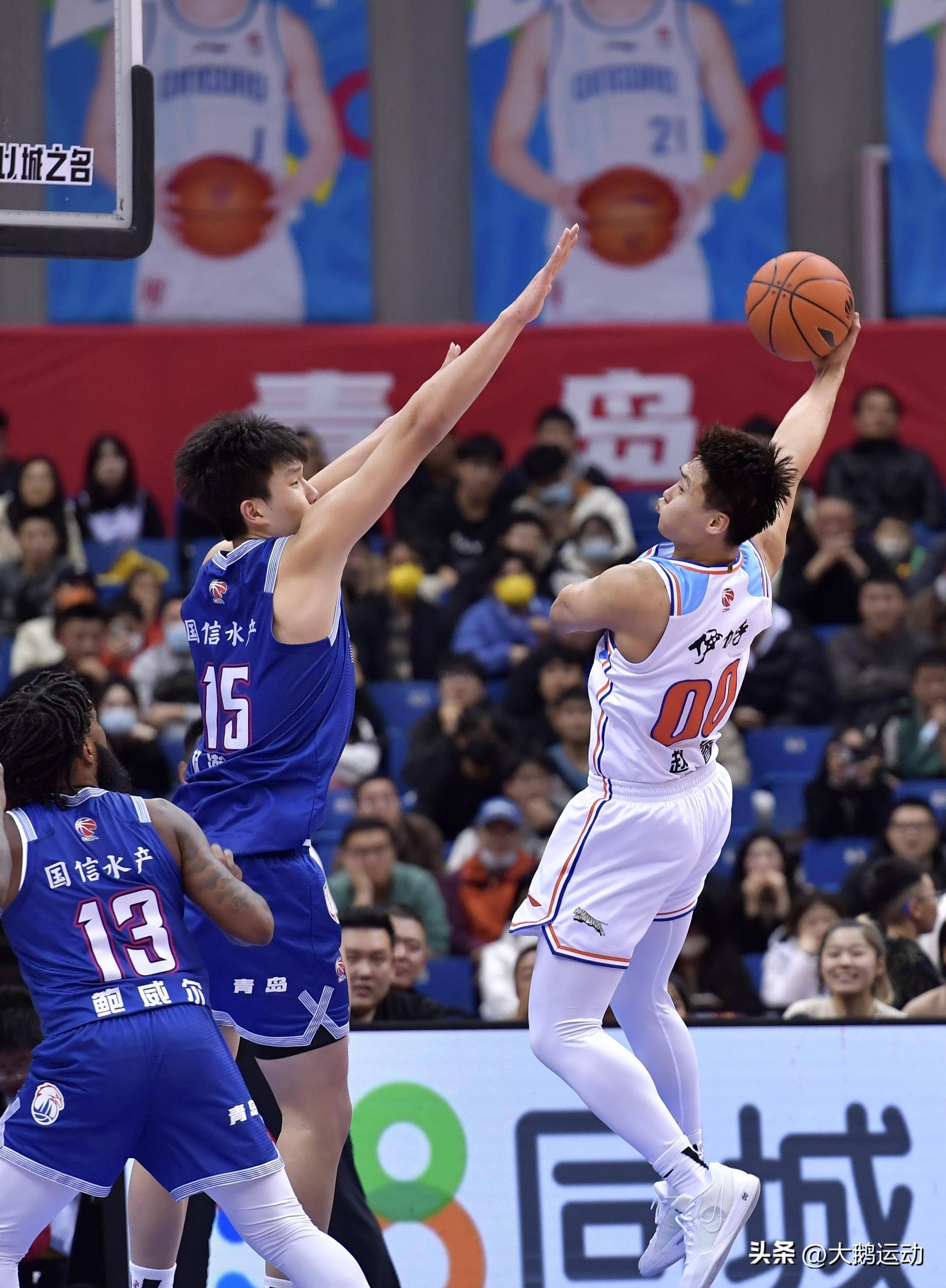 球员合练状态火爆,球队士气高昂备战 球员合练状态火爆,球队士气高昂备战