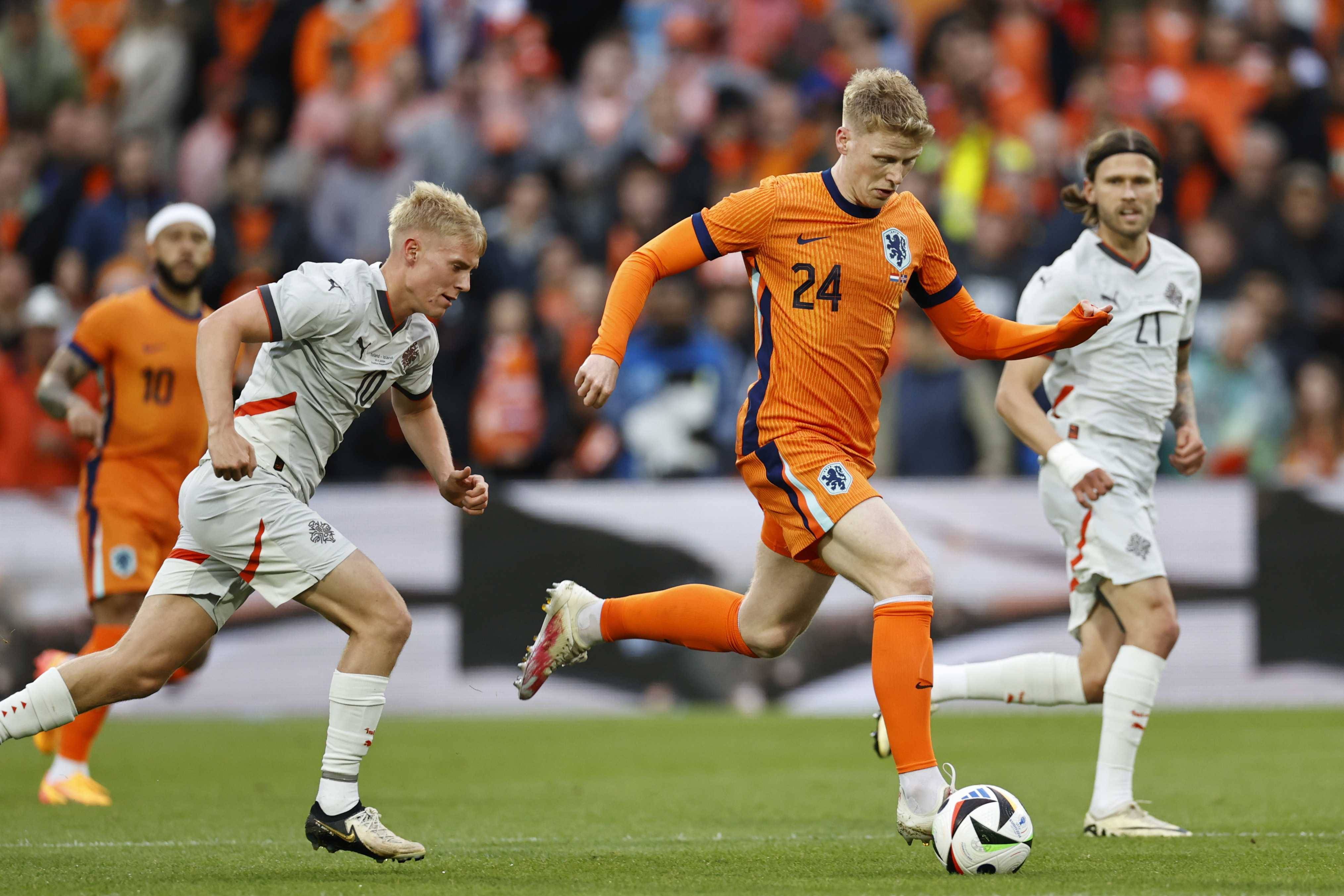 荷兰队大胜爱尔兰,锁定欧预赛资格 荷兰队大胜爱尔兰,锁定欧预赛资格