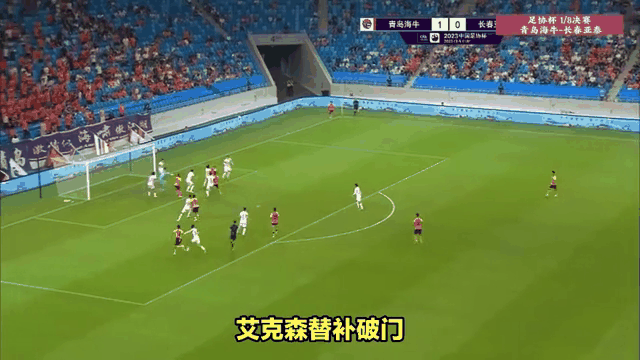 意甲比赛罕见一幕,球员不堪吹罚冲裁判 意甲比赛罕见一幕,球员不堪吹罚冲裁判