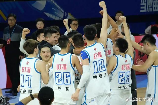 新人球员表现出彩轰动联盟，风头无两迅速成名