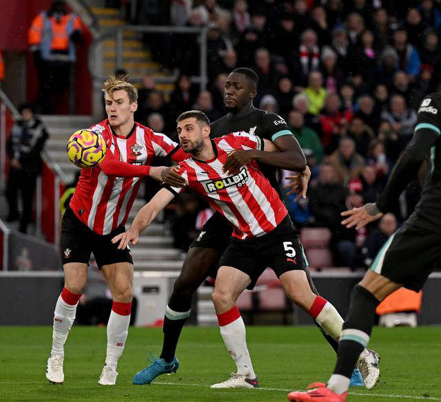 南安普顿主场击败维拉,保持着欧战希望 南安普顿主场击败维拉,保持着欧战希望