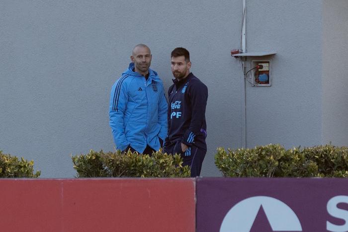 足球世界杯预选赛:阿根廷队轻取对手,锁定小组第一 足球世界杯预选赛:阿根廷队轻取对手,锁定小组第一