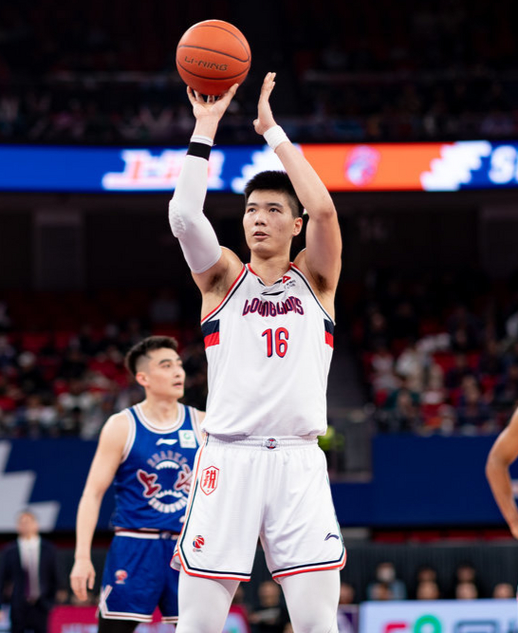 广州男篮队员状态神勇,新赛季前景一片光明 广州男篮队员状态神勇,新赛季前景一片光明