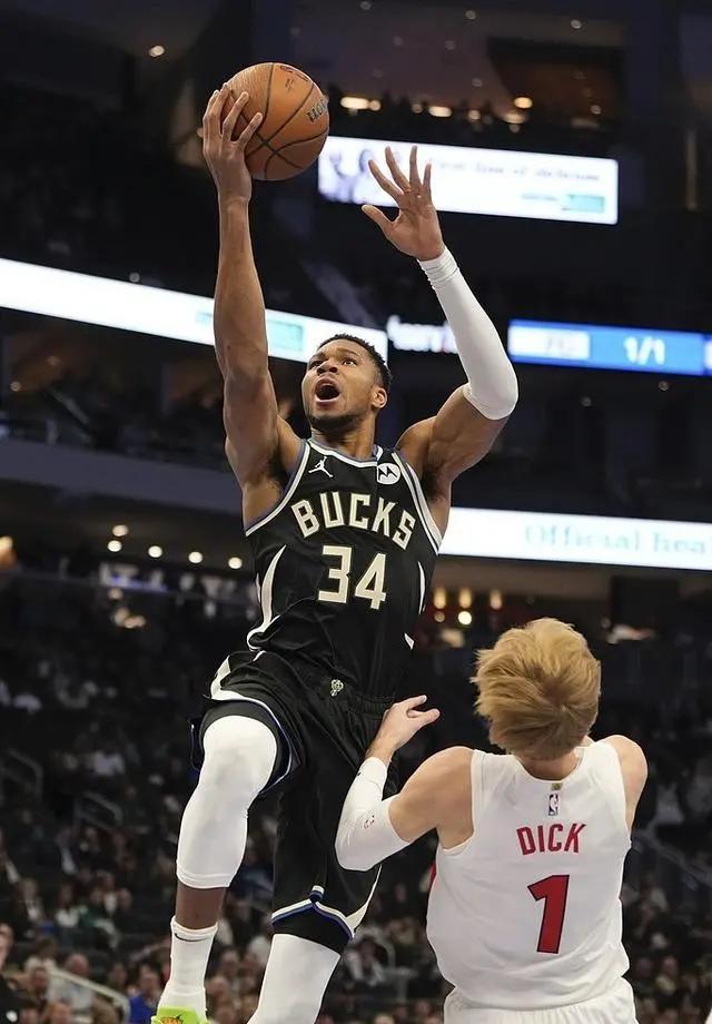 雄鹿轻取对手，士气高昂