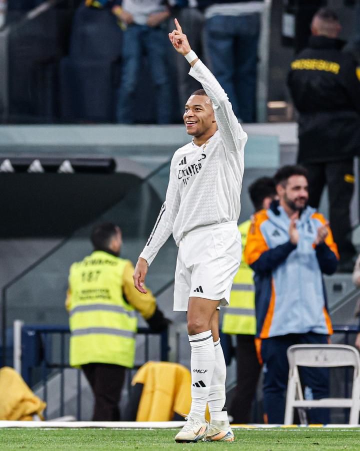 塞维利亚主场告捷，登顶积分榜