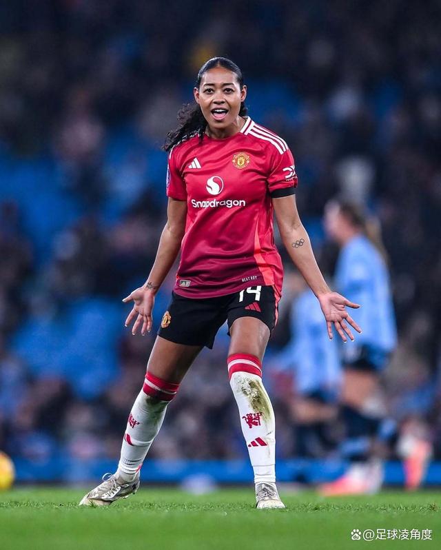 曼联射手狂斩三球，老特拉福德响起胜利的欢呼声