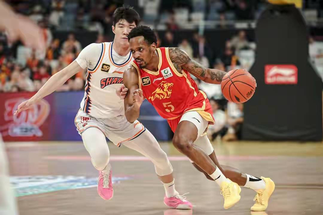 辽宁男篮在主场力克上海队,迎来胜利 辽宁男篮在主场力克上海队,迎来胜利