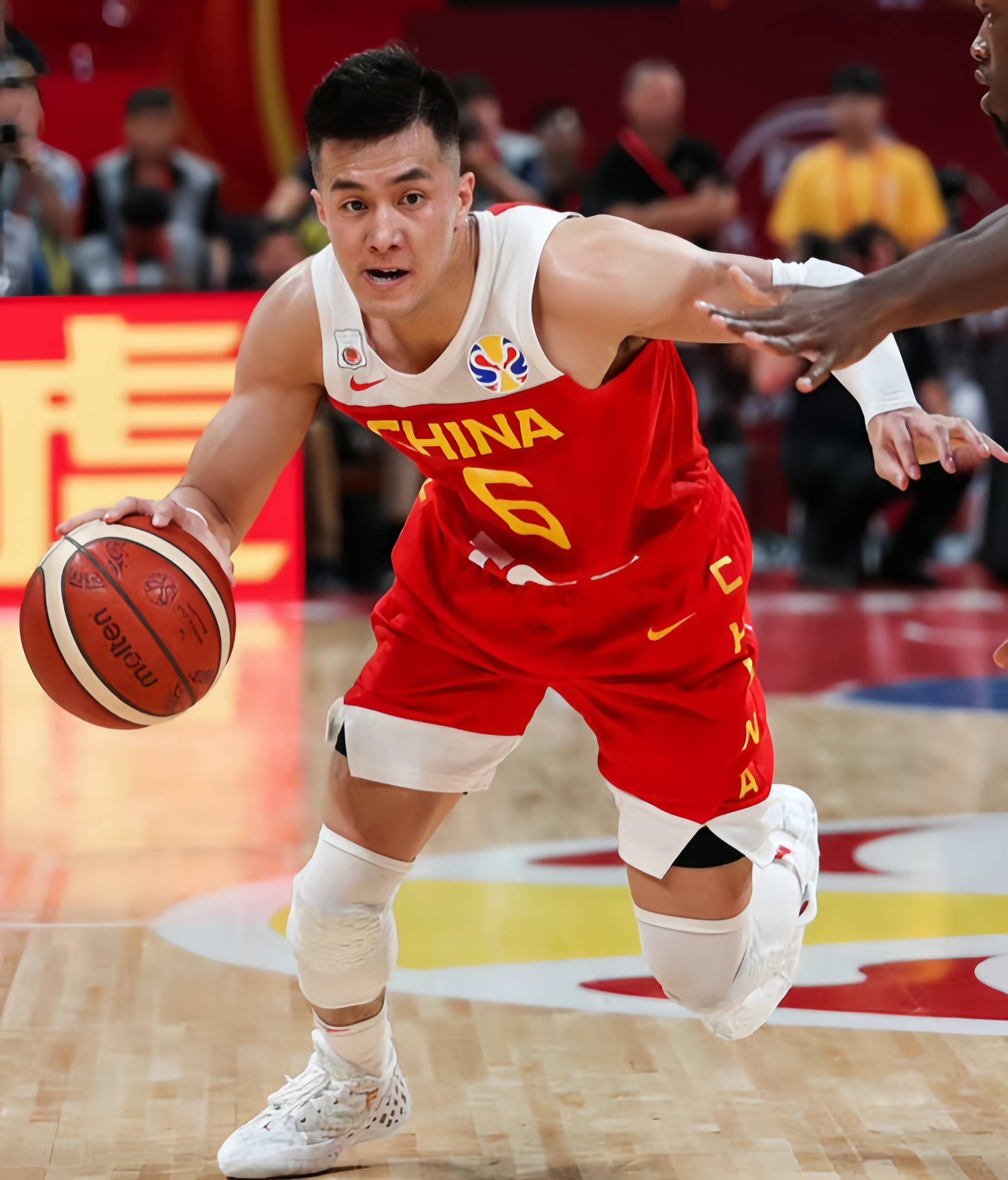 郭艾伦在最新比赛中展示出色表现 郭艾伦在最新比赛中展示出色表现