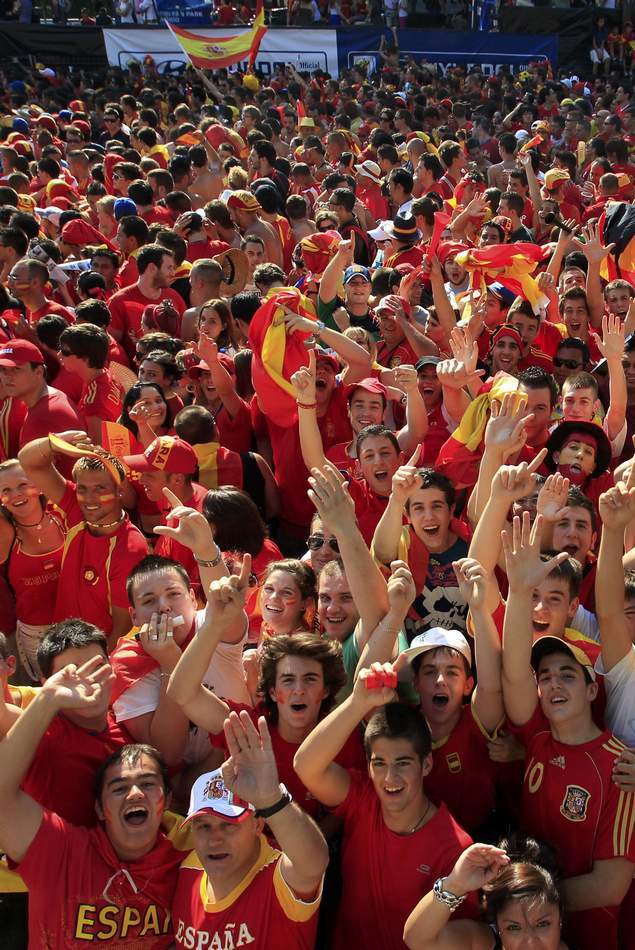 柏林赫塔球迷疯狂庆祝，聚焦旗开得胜