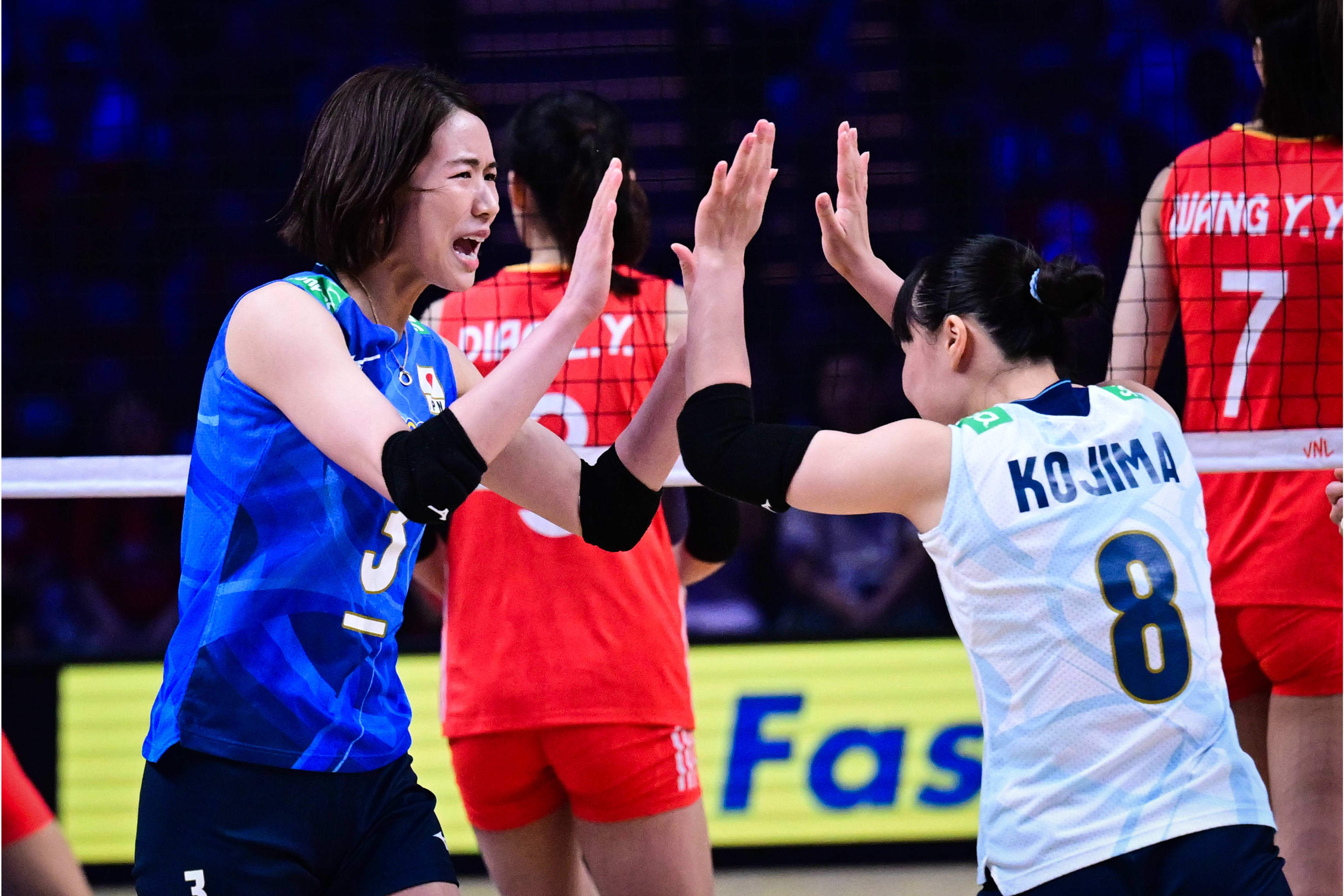 日本选手夺得排球比赛金牌