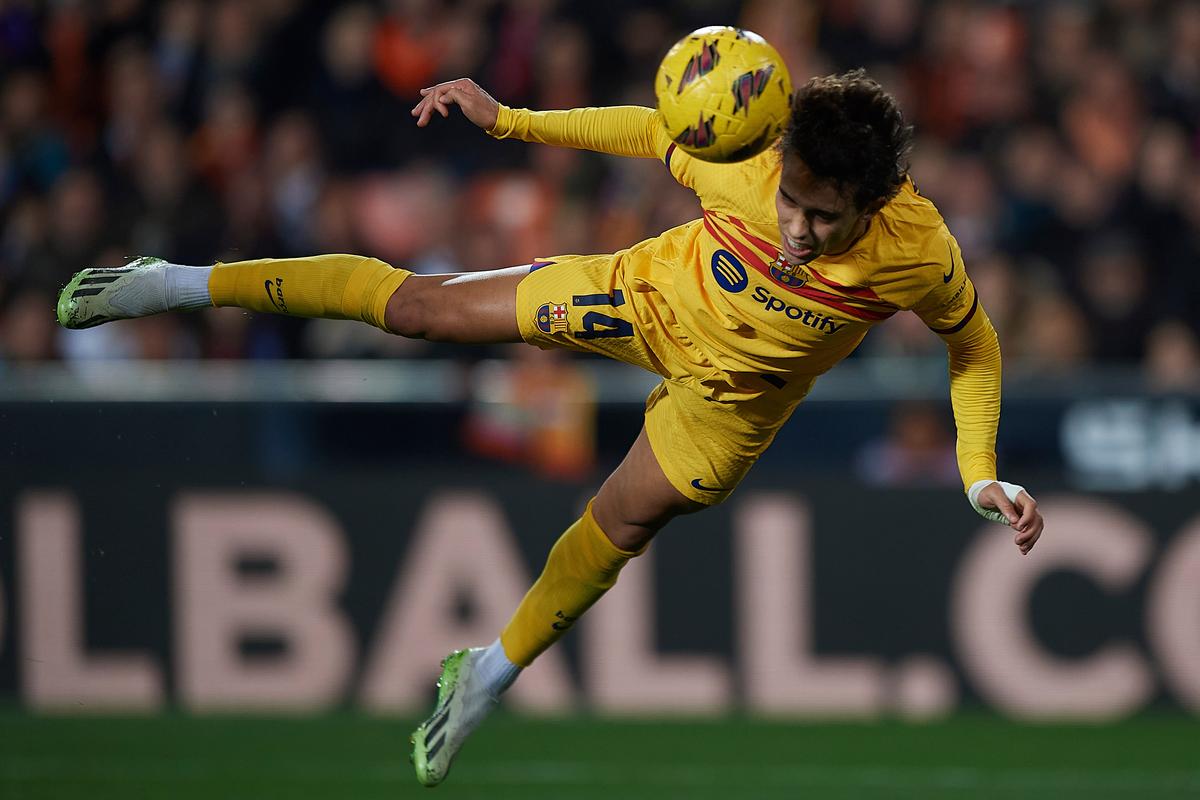 足球比赛场上卓越竞技，球员表现亮眼