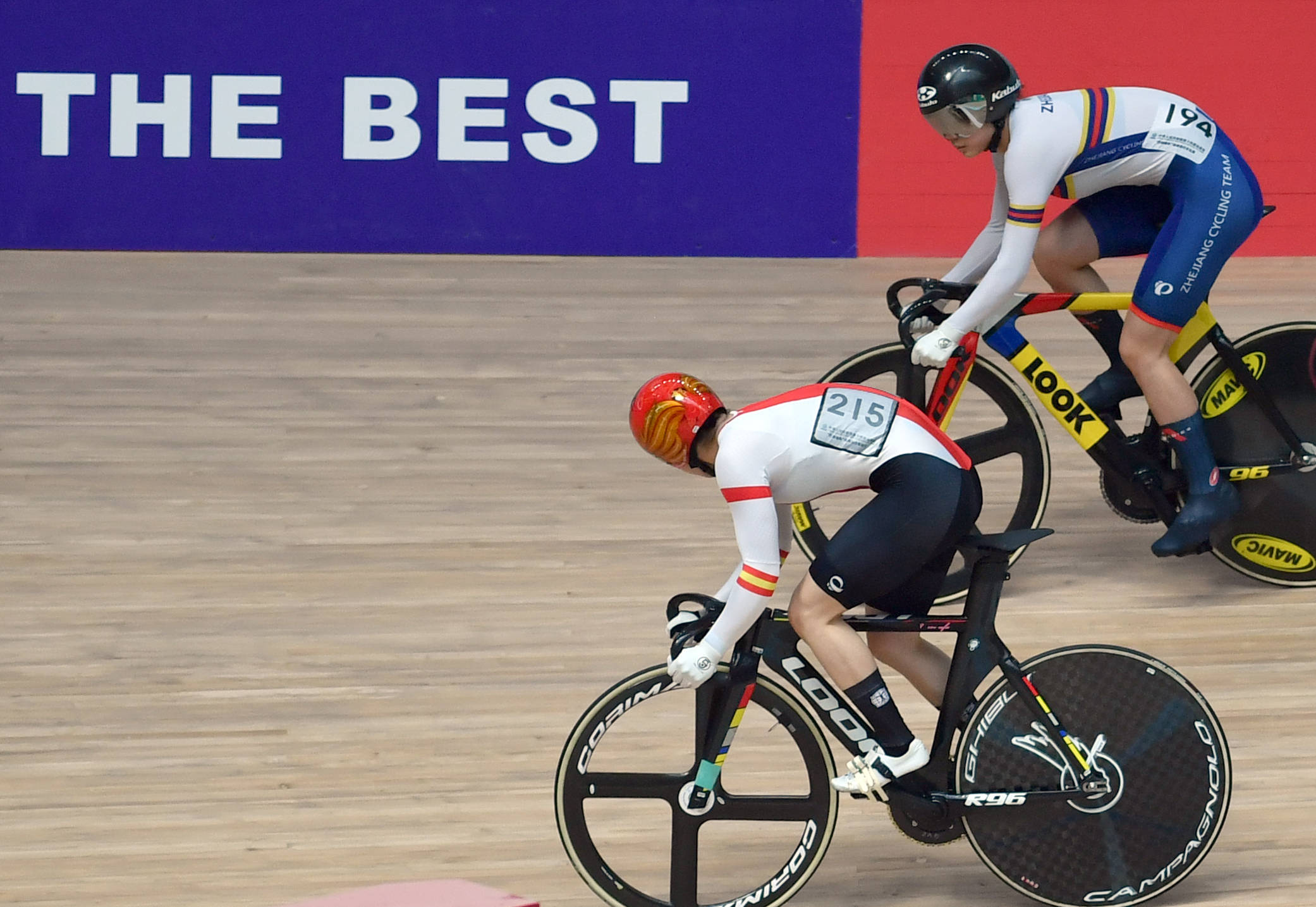 荷兰女子自行车选手速度惊人,一路领先 荷兰女子自行车选手速度惊人,一路领先