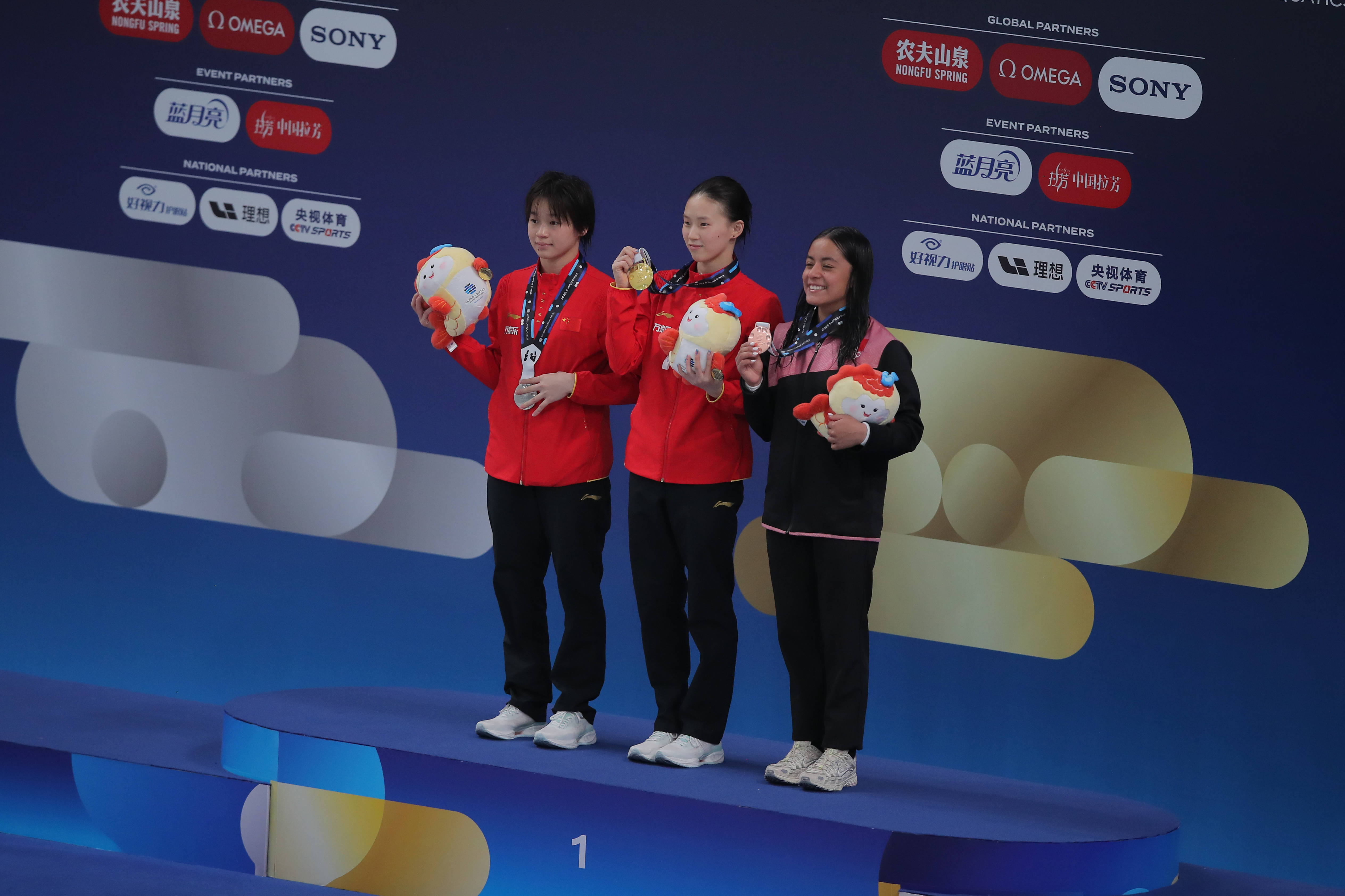 灵动身姿：中国跳水女将勇夺亚军