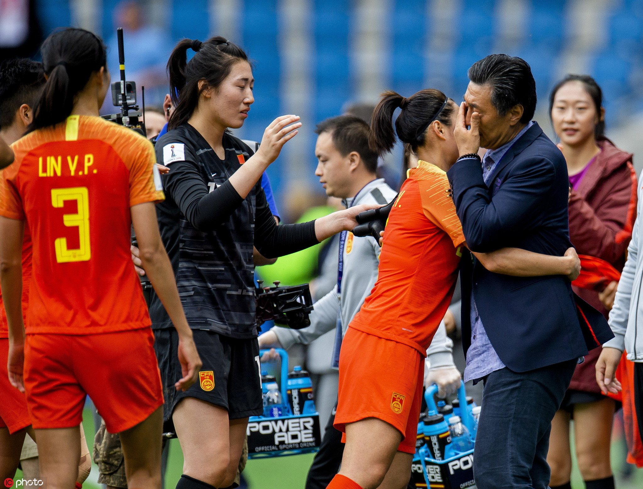 V体育官网-力挽狂澜，球队拼尽全力冲刺胜利！